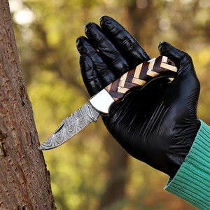 Cuchillo Plegable de Damasco Hecho a Mano de Grado Industrial con Funda de Cuero, Cuchillo de Bolsillo OEM de Acero de Damasco con Mango de Madera para Camping y Actividades al Aire Libre - Product Image 4
