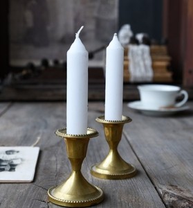 Chandeliers vintage en laiton pour petites bougies coniques avec bordure perlée et patine, ensemble de décoration de table classique doré - Product Image 1