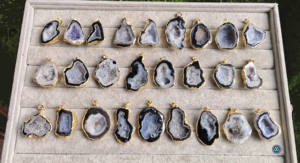 Top Vente Tendance Naturel Druzy Agate Pendentif Collier Sculpté Gemme Géode Amour Style Cristal En Vrac Bijoux Cadeau Décoration - Product Image 6