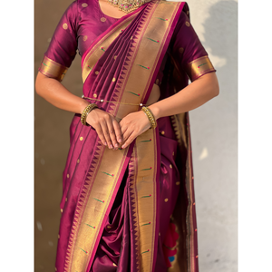 Sari en soie douce Nauvari Paithani avec motifs de pois tissés en zari et pallu en paon, spécial mariage vin - Product Image 2