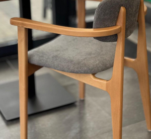 Fauteuil en bois massif de style mid-century modern avec assise et dossier rembourrés en tissu blanc, chaise d'appoint pour salle à manger, hôtel, maison - Product Image 5