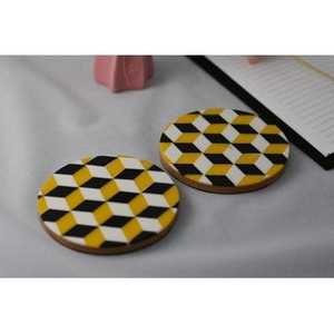 SAMI HANDICRAFT Juego de Cuatro Posavasos Modernos de Madera y Hueso, Diseño Hexagonal Clásico Tallado, Acabado Blanco y Natural, para Espacios Habitables - Product Image 2