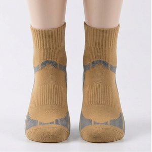 Chaussettes courtes pour hommes, couleur unie, tricotées, respirantes, en coton et élasthanne, motif géométrique, usage quotidien, style classique d'été - Product Image 1