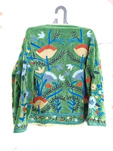 เสื้อแจ็คเก็ตกำมะหยี่สีเขียวปักลายดอกไม้สำหรับผู้หญิง งานแฮนด์เมด ดีไซน์สวนดอกไม้ สไตล์โบโฮ เอธนิค วินเทจ แบบเปิดด้านหน้า - Product Image 4