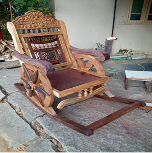 Fauteuil à bascule en bois orné avec des panneaux latéraux sculptés en forme de roues de char, des frises détaillées, un siège rembourré en cuir, en gros. - Product Image 5