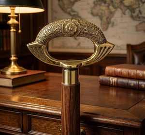 Bastón de senderismo de diseño moderno, hecho a mano, con mango de latón moldeado de agarre fuerte, de Universal Overseas. - Product Image 2