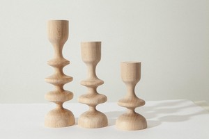 Juego de Portavelas Cónicos de Madera Natural Curio Craft con Grabado en Relieve Hecho a Mano para Decoración del Hogar - Product Image 2