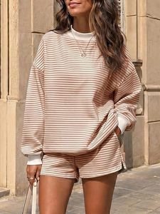 Conjunto de Pantalones Cortos y Sudadera de Cuello Alto para Mujer al por Mayor, con Logotipo Personalizado, Rayas, Manga Larga, Traje Deportivo de Dos Piezas - Product Image 1