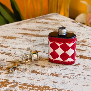 Mini Botellas de Cadera de Cuero Genuino Venus Premium con Diseño a Cuadros, Nuevas Tapas Metálicas, Ligeras, Resistentes e Impermeables - Product Image 4