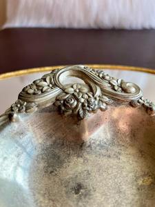 Bol décoratif en forme de fraise, finition argentée, avec bordure design, pour la présentation de fruits, la décoration de table et l'aménagement intérieur - Product Image 3