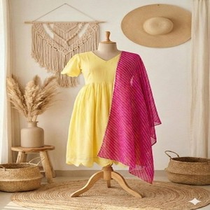 Vestido Amarillo VASTRA COTTAGE con Dupatta Digital Leheriya, Mangas Cortas, Diseño Calado, Completamente Forrado, Elegante, para Fiestas - Product Image 4