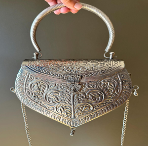 Pochette à main en laiton argenté en forme de V avec gravure florale complexe, fermoir orné et poignée supérieure torsadée, disponible en gros - Product Image 1