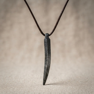 Collar de metal forjado de alta calidad con colgante de runa vikinga de flecha, cabeza de lanza de Odín, Gungnir, joyería nórdica para hombres. - Product Image 1
