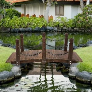 Ponte da Giardino in Legno con Finitura Arcuata e Ringhiere in Catena Metallica per Allestimenti Esterni Stagionali - Product Image 1