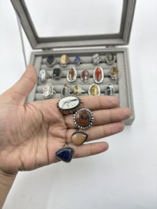 Lot de bagues en laiton avec pierres précieuses assorties, sertissage clos, pierres naturelles mélangées, bijoux de mode, fabricant en gros - Product Image 3