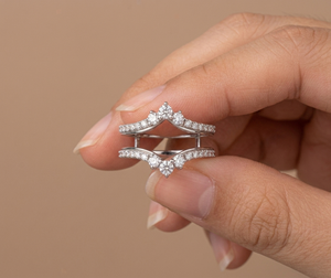 Anillo de Oro Blanco Sólido de 14K con Moissanita de Corte Redondo, Anillo de Boda Doble Curvo con Protección Envolvente para Mujer, Joyería Fina Personalizada - Product Image 2