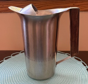 Carafe élégante en métal pour servir les boissons avec couvercle, pichet à eau en acier inoxydable pour restaurant, hôtel, maison, cuisine et événements - Product Image 6
