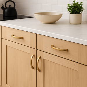 มือจับและลูกบิดเฟอร์นิเจอร์ทรงสี่เหลี่ยมโค้งมนสีทอง ZAMAK ร่วมสมัย เป็นมิตรกับสิ่งแวดล้อม ทนทาน เหมาะสำหรับสถานที่กีฬาและลิ้นชัก - Product Image 6