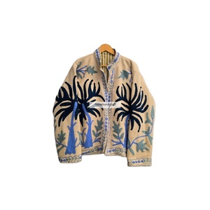 Chaqueta para mujer con bordado de palmeras, estilo bohemio chic, hecha a mano, unisex, de invierno, de tela de lana Khadi. - Product Image 1