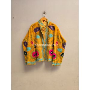 เสื้อแจ็คเก็ตคอจีนกำมะหยี่ปักลายดอกไม้ แขนยาว งานแฮนด์เมดสำหรับผู้หญิง สวมใส่ในฤดูใบไม้ผลิ สีเหลืองพร้อมลวดลายหลากสี - Product Image 1