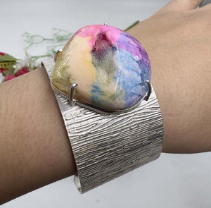 Pulsera Abierta de Plata con Gemas Naturales Multicolor en Forma de Serpiente, Texturizada y Ancha para Mujer, Venta al por Mayor - Product Image 2