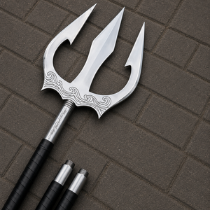 Trident inspiré d'Aquaman |   Trident à trois pointes forgé à la main sur mesure |   Objet de collection inspiré du cinéma avec étui - Product Image 1