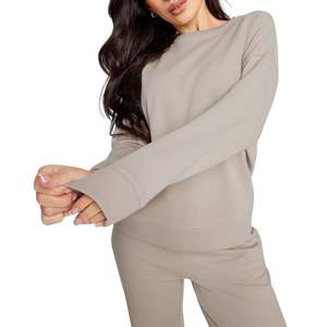 Ensemble de survêtement décontracté 2 pièces pour femme, haut à manches longues et pantalon large, personnalisable avec logo OEM, vente en gros, style modeste - Product Image 3