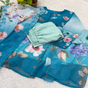 Conjunto de Vestido Georgette VASTRA COTTAGE con Mangas Bordadas a Mano, Pantalón y Dupatta de Seda Taby con Estampado Digital y Borde de Lentejuelas - Product Image 4