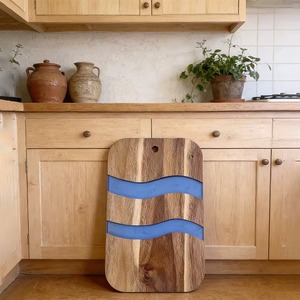 Planche à découper rectangulaire en bois avec incrustation ondulée blanche, antidérapante, lavable au lave-vaisselle, pièce unique - Product Image 5