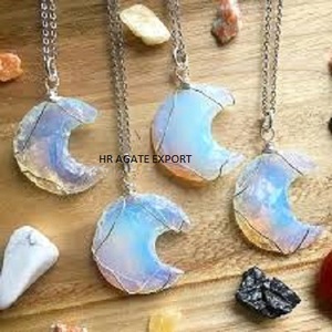 Venta al por mayor de lujo religioso claro cuarzo cristal artesanía Luna forma piedra Natural curación Feng Shui ágata punta de flecha colgantes para - Product Image 2