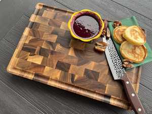 Planche à découper de cuisine en teck massif recyclé, faite à la main, design à grain de bois traversant, rainure pour jus, écologique, compatible lave-vaisselle, épaisseur 1,5 cm - Product Image 3