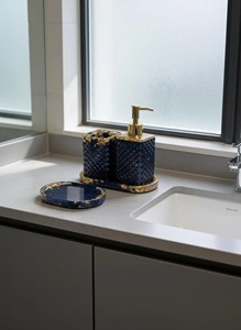 Juego de Baño Portátil Moderno de Tres Piezas de Resina Acrílica Azul Cielo de Lujo de ILAHI, Diseño Floral, Accesorios para el Hogar, Uttar Pradesh - Product Image 3