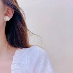 Boucles d'oreilles vintage classiques en perles d'eau douce de 6 à 7 mm, forme de fleur de camélia tridimensionnelle, argent pur - Product Image 4