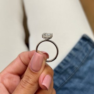 Bague de fiançailles classique en diamant de laboratoire coussin allongé de 2 carats, sertie sur l'axe est-ouest, avec halo caché et pavé, certifiée IGI - Product Image 4