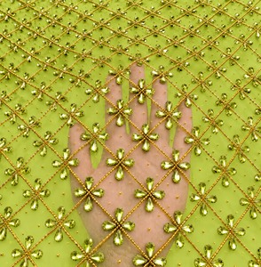 Échantillon de tissu en maille orné de cristaux roses de qualité supérieure pour robes de mariée et de soirée - Product Image 5