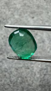 Émeraude naturelle zambienne certifiée GIA de 3,63 carats, taille coussin, pierre libre, Jai Narayan Gems, avec jeu de couleurs/effet de feu, pour bagues et pendentifs - Product Image 2