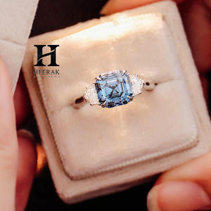 แหวนหมั้นเพชรบลูแล็บโกรว์ทรงแอสเชอร์สุดหรู แหวนเพชรสามเม็ดสีฟ้าสดใส พร้อมเพชรประดับด้านข้างรูปทรงโล่ - Product Image 4