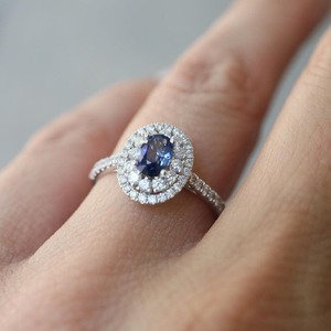 Anillo de Zafiro Azul Corte Ovalado 0.70 CT Oro Blanco 14K Anillo de Compromiso Vintage con Doble Halo Anillo de Boda de Media Eternidad Estilo Catedral - Product Image 6