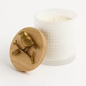 Frasco de vidrio para velas con lados rectos, tapa de latón dorado y adorno de hoja negra, ideal para hoteles boutique y spas, frasco de vidrio relajante para velas. - Product Image 3