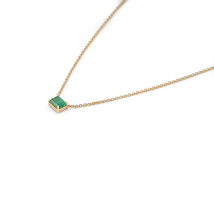 Collar con Colgante de Esmeralda Zambiana Minimalista, Estilo Solitario, en Oro Amarillo de 18K, Joyería de Alta Calidad, Regalo de Graduación - Product Image 5
