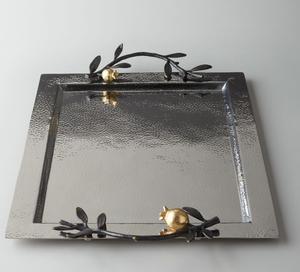 Plateau décoratif en métal doré artisanal de luxe, plateau de service martelé avec accent floral en forme de feuille - Product Image 3