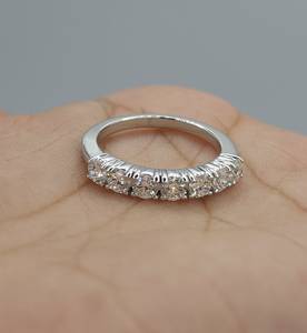 Bague en or avec 7 diamants de laboratoire de 1,05 carat |   Bijoux de mariage et d'anniversaire empilables en or 18 carats certifiés IGI - Product Image 4