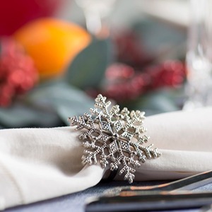 Porte-serviettes de luxe en forme de flocon de neige métallique pour les dîners de Noël – Anneau de serviette sophistiqué en argent pour un hiver féerique - Product Image 6