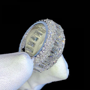 แหวนแต่งงานเพชรโมอิสซาไนต์ทรงกลมและทรงมรกตแบบ Iced Out สไตล์ฮิปฮอปสำหรับผู้ชาย ทำจากเงินแท้ 925 เหมาะสำหรับเป็นของขวัญวันครบรอบ - Product Image 2