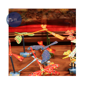 Juguete de Libélula de Bambú Hecho a Mano, Ecológico y Disponible, para Niños, para Jugar al Aire Libre - Product Image 1