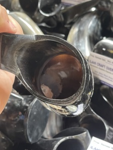 Authentique Chope à Bière Rustique en Corne de Buffle Faite à la Main, Style Médiéval, Qualité Alimentaire, Écologique, Religieuse, Feng Shui, Animalière, de ILAHI - Product Image 1
