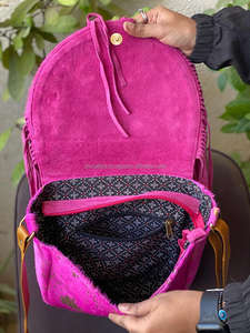 Nuevo pelo en rosa metálico gamuza cuero flecos cuero de vaca media luna monederos mujeres moda Venta caliente barril en forma de bandolera - Product Image 6