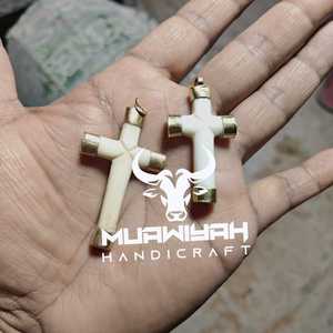 จี้กางเขนทำจากกระดูกควายคุณภาพสูง เป็นมิตรกับสิ่งแวดล้อม ดีไซน์ทันสมัย แกะสลักด้วยมือ พร้อมต่างหูกระดูกควาย สำหรับทำเครื่องประดับ ราคาประหยัด - Product Image 6