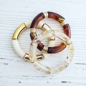 Ensemble de bracelets vintage en résine avec accents plaqués or, couleurs marron clair et crème, bijoux de mode unisexe en provenance d'Inde - Product Image 1