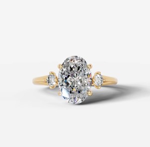 Bague de fiançailles et de mariage de luxe en argent sterling 925 plaqué or 14 carats avec moissanite taille ovale 8x12mm, sertie à griffes, par un fournisseur tiers - Product Image 1